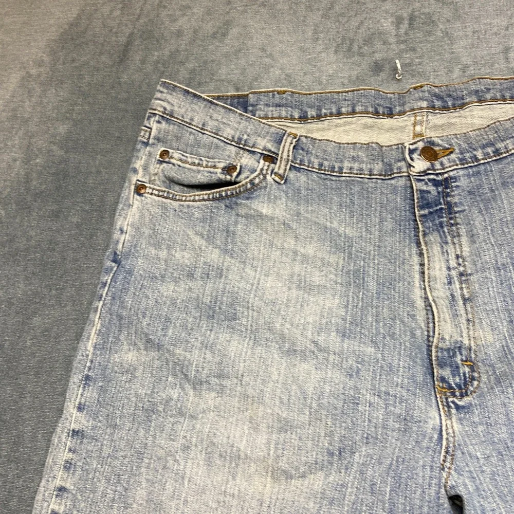 Wrangler Jeans Men 42x30 Blue Denim Low Rise Light Wash Relaxed Fit Straight Leg